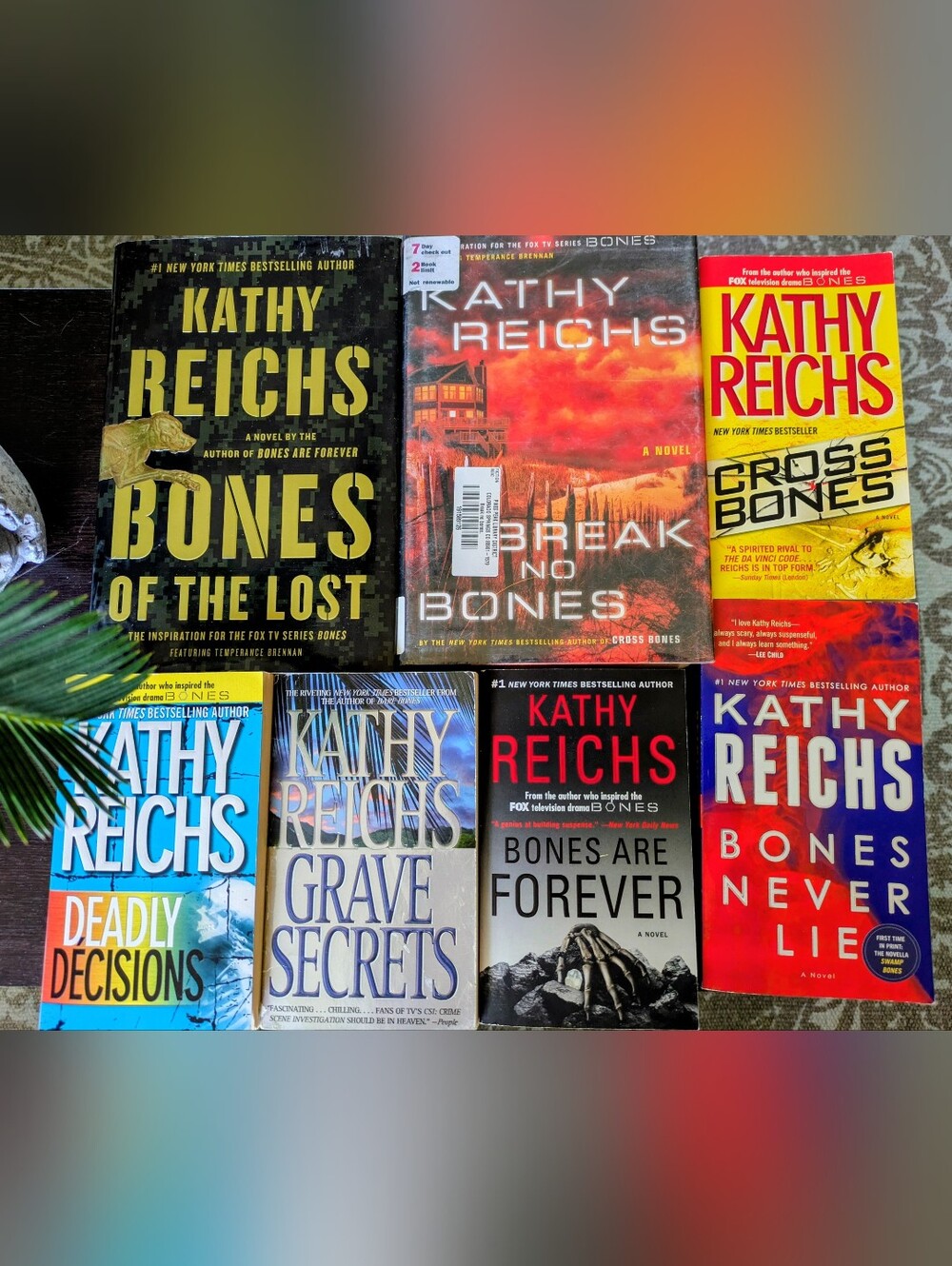 2/$18 Lot of 7 "Bones" Books